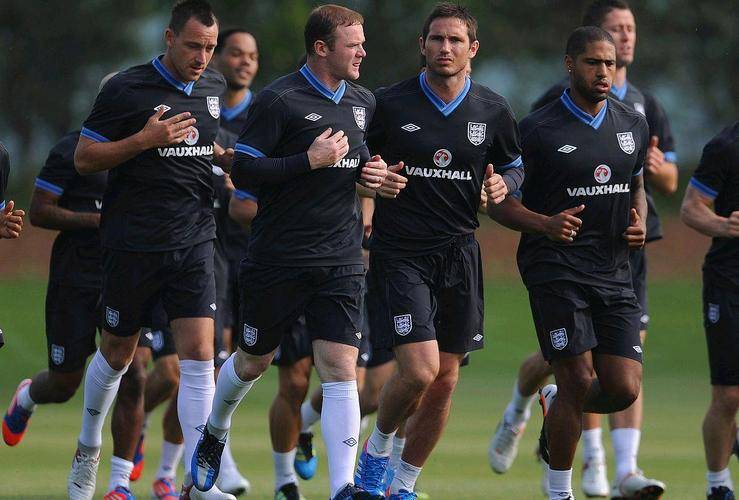 网站入口-关于荷甲清晨再迎强敌；费耶诺德内部沟通；主帅态度：态度坚定；资深球员宣示担当的信息